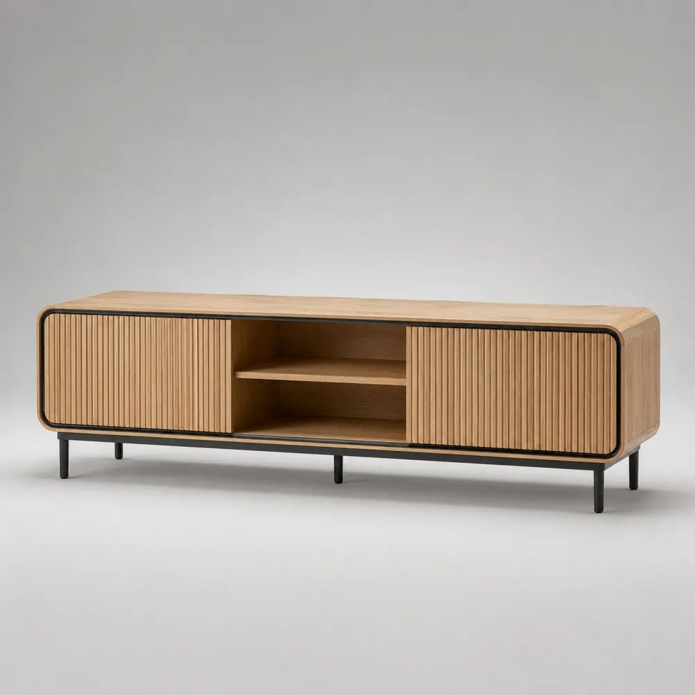 Mobile porta TV basso in MDF e acciaio, rovere naturale e nero, con 2 ante scanalate e 2 vani aperti, 160 × 40 × 55 cm