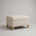 Poggiapiedi imbottito rettangolare beige in poliestere con gambe in legno massello, 60 x 50 x 45 cm